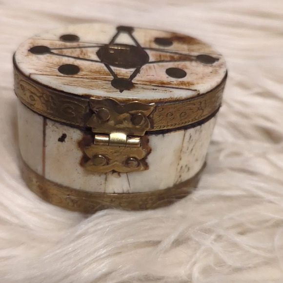 Old vintage camel bone trinket jewelry box with brass inlay - Picture 4 of 6